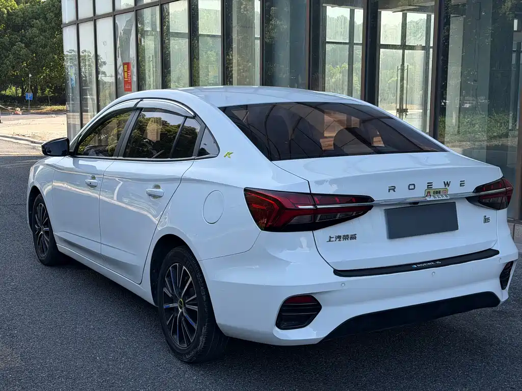 Roewe i5 1.5 L Auto 4 G Connected Leading Luxury Flagship