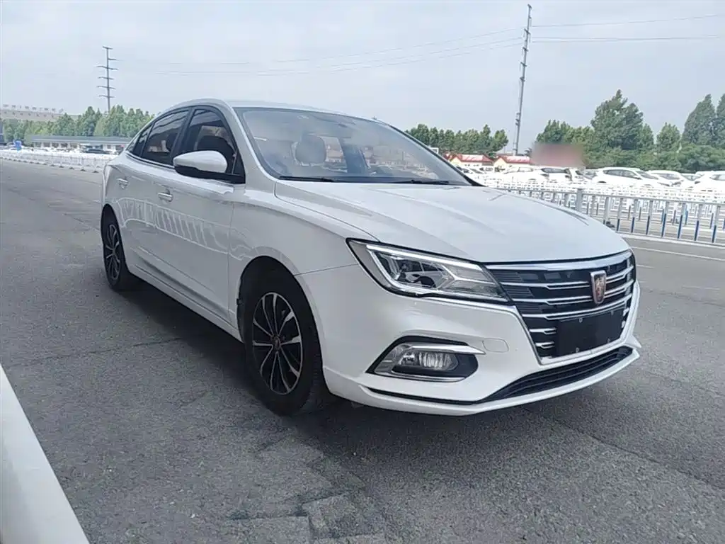 Roewe i5 1.5 L Manual 4 G Connected Leading Luxury Flagship