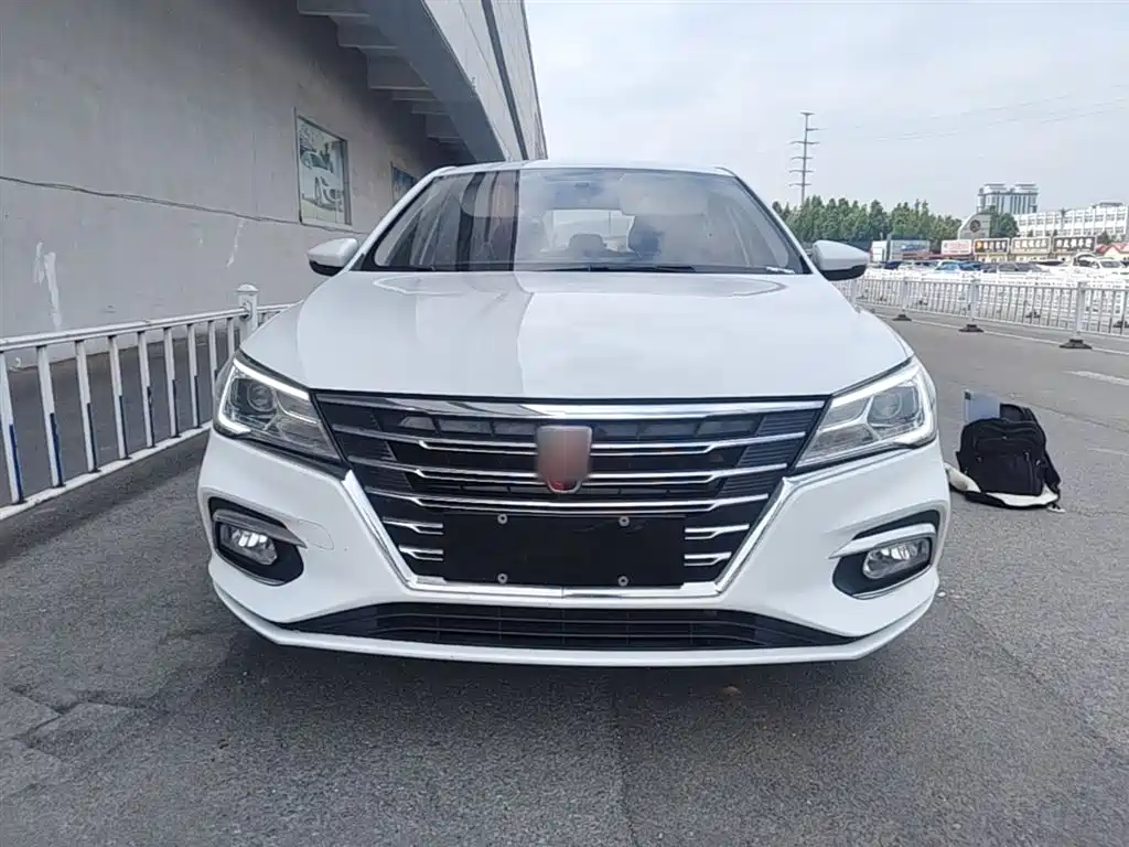 Roewe i5 1.5 L Manual 4 G Connected Leading Luxury Flagship