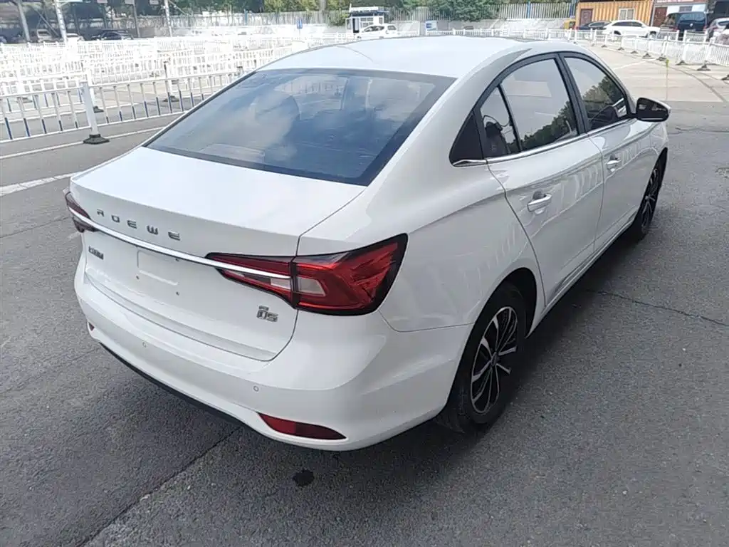 Roewe i5 1.5 L Manual 4 G Connected Leading Luxury Flagship
