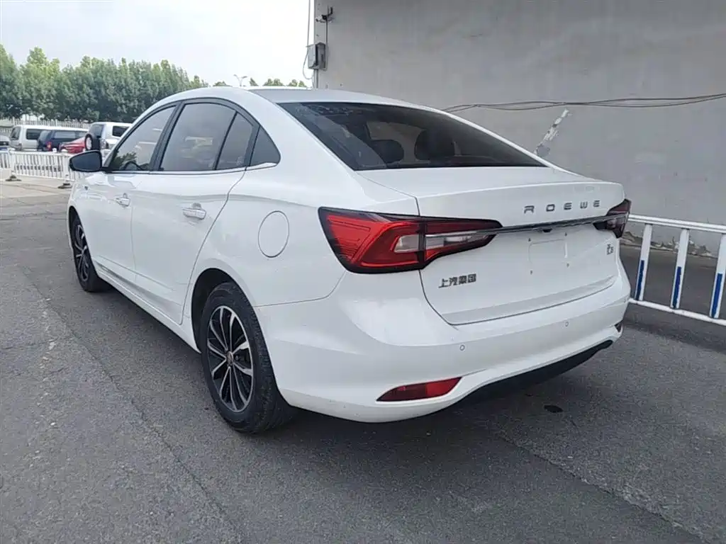 Roewe i5 1.5 L Manual 4 G Connected Leading Luxury Flagship