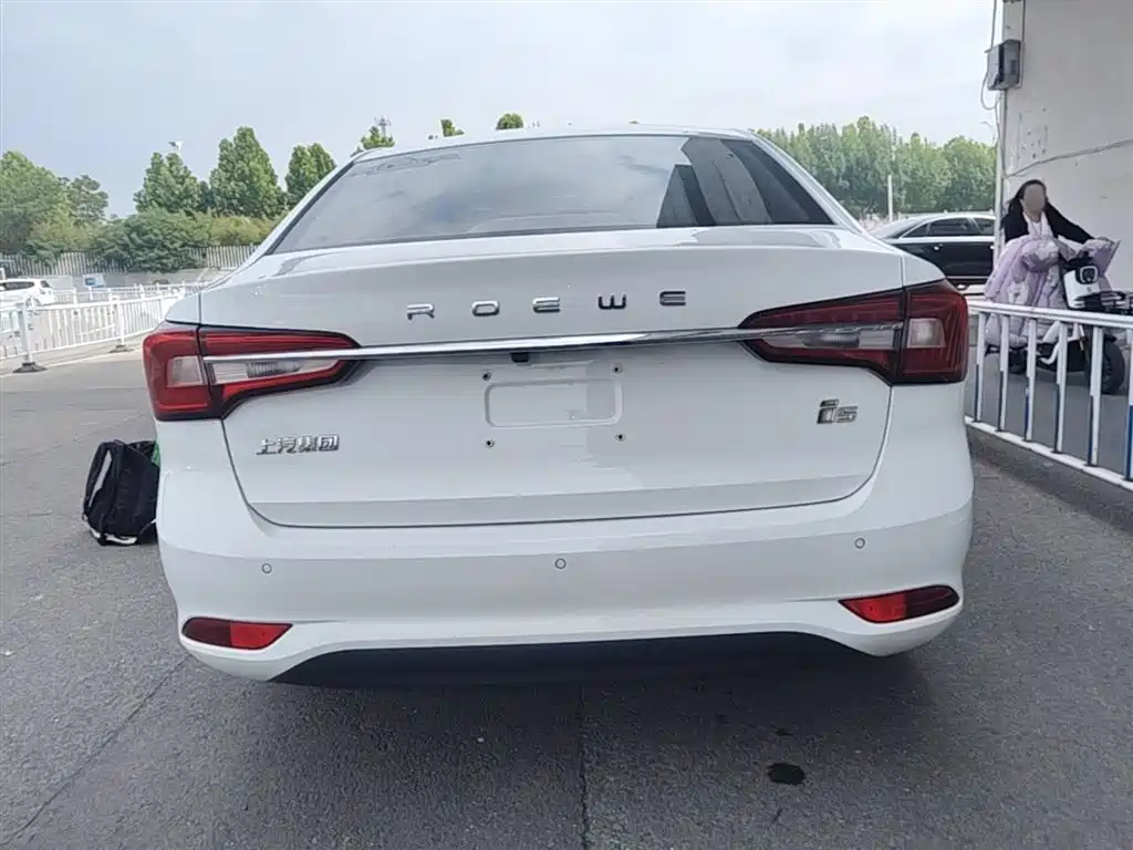 Roewe i5 1.5 L Manual 4 G Connected Leading Luxury Flagship
