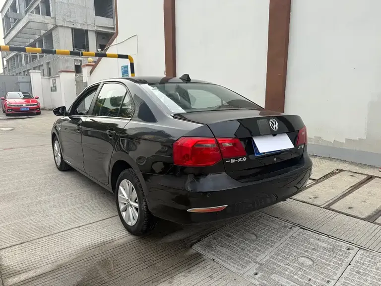 Volkswagen Jetta 1.6 L Manual Comfort