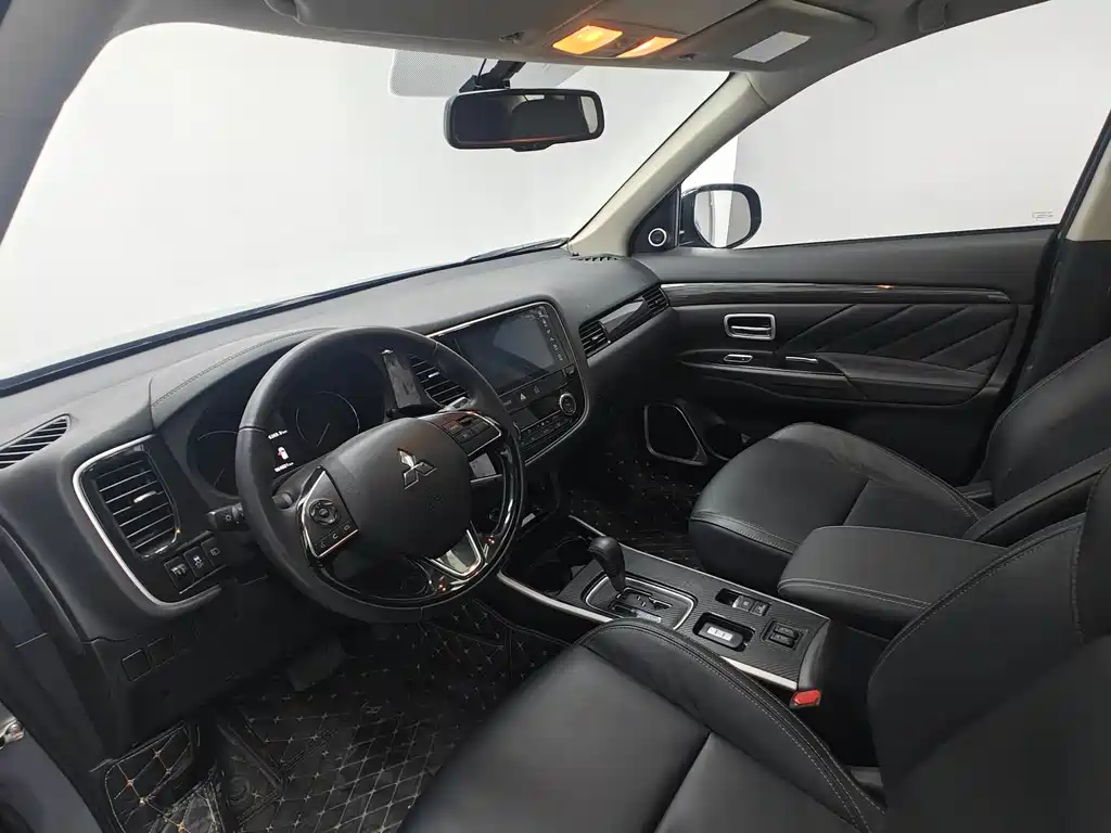 Outlander 2.0 L 2 WD Smooth Enjoyment 5-seat CN-VI