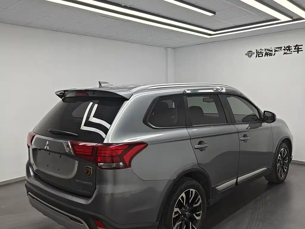 Outlander 2.0 L 2 WD Smooth Enjoyment 5-seat CN-VI