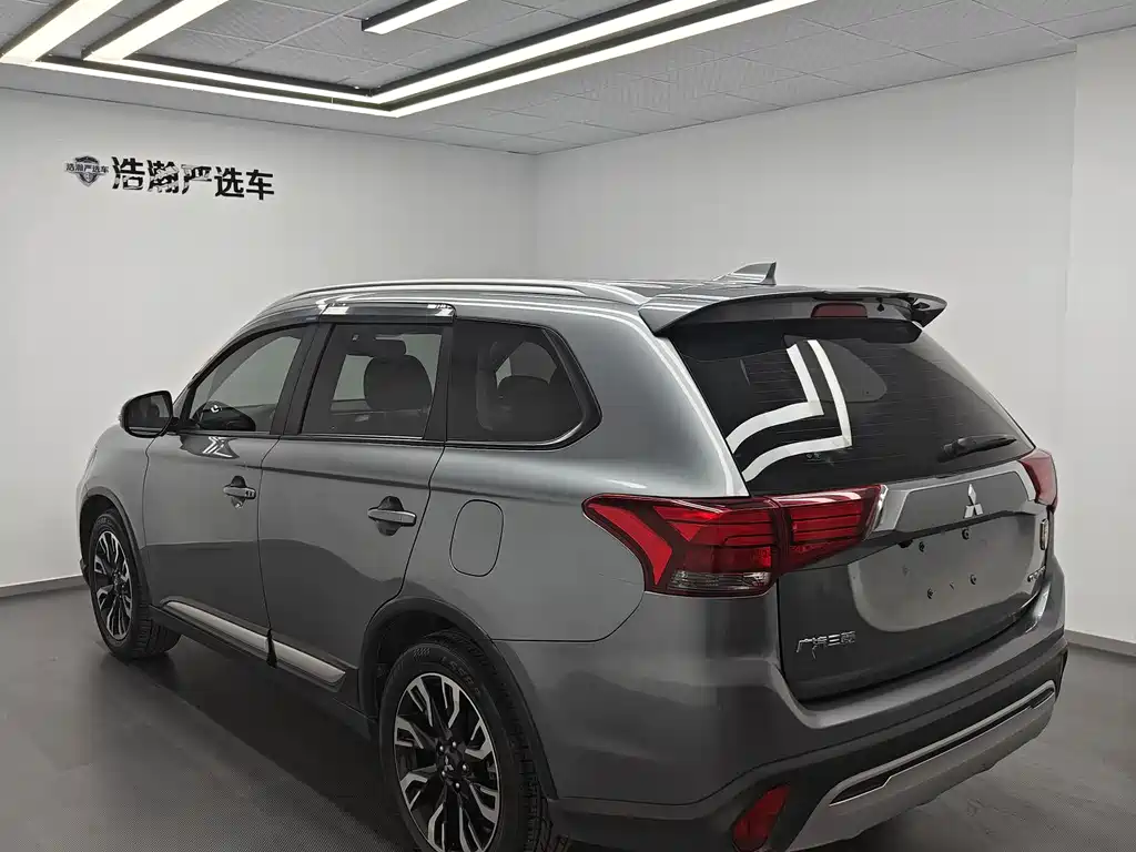 Outlander 2.0 L 2 WD Smooth Enjoyment 5-seat CN-VI
