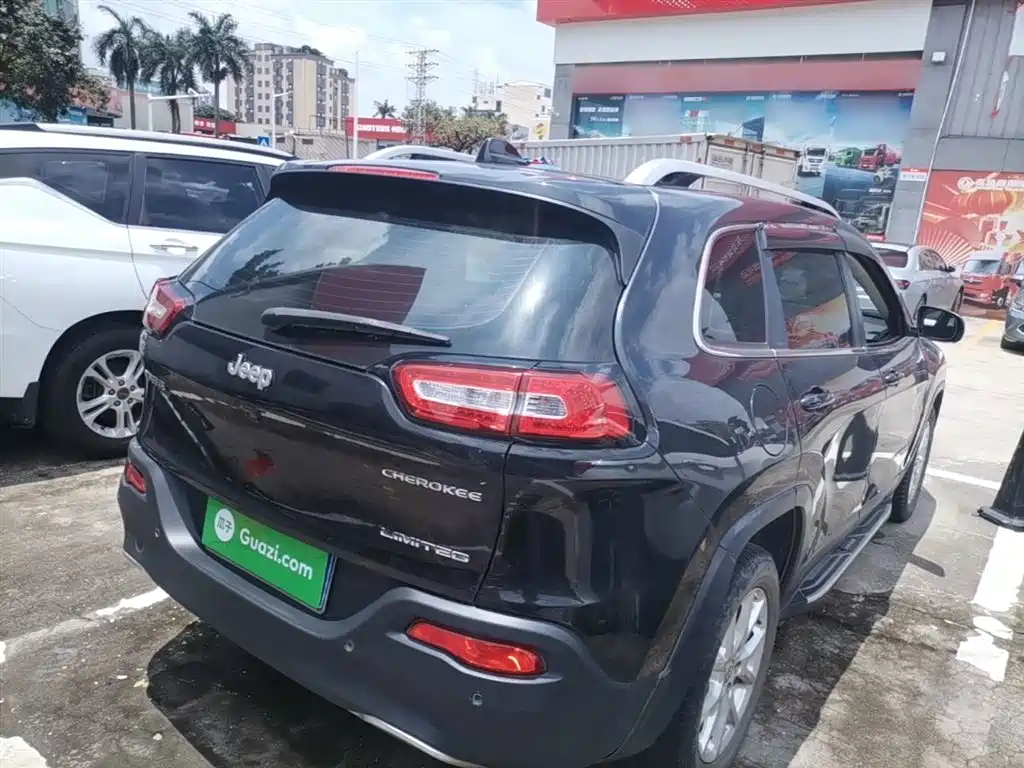 Cherokee 2.0 L Superior