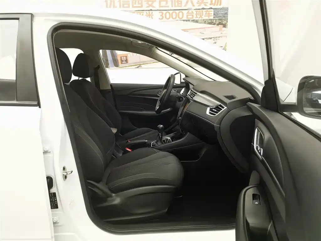 Roewe i5 1.5 L Manual 4 G Connected Leading Luxury
