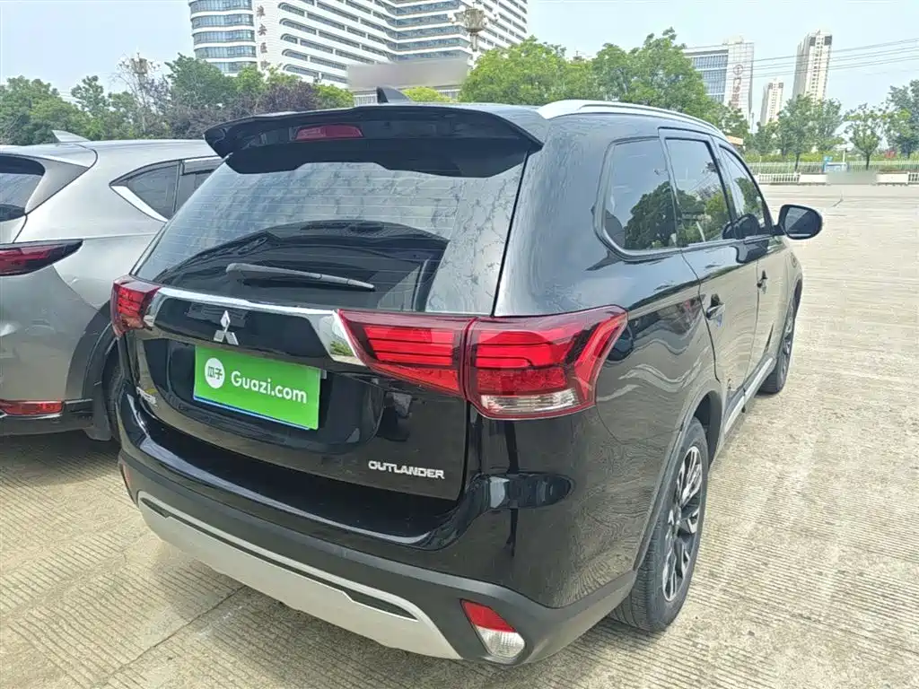 Outlander 2.0 L 2 WD Smooth Enjoyment 5-seat CN-VI