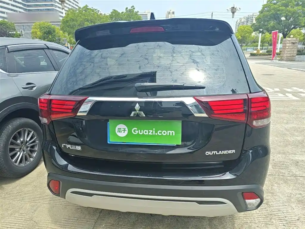 Outlander 2.0 L 2 WD Smooth Enjoyment 5-seat CN-VI