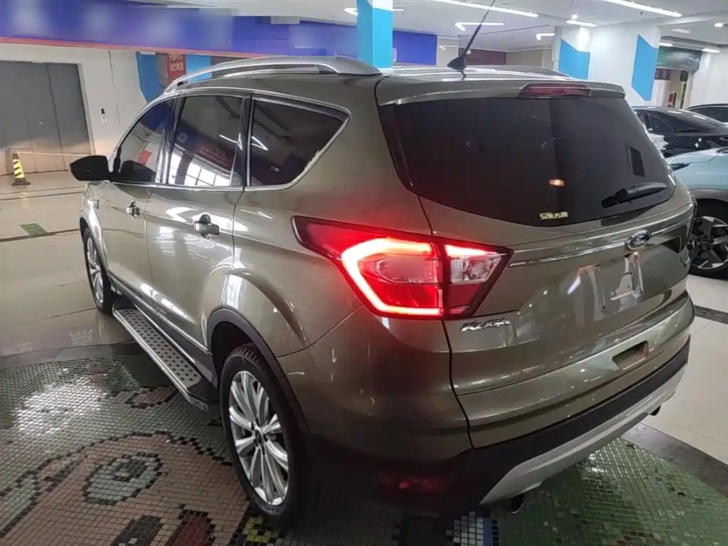 Kuga EcoBoost 180 2 WD Grand Wing