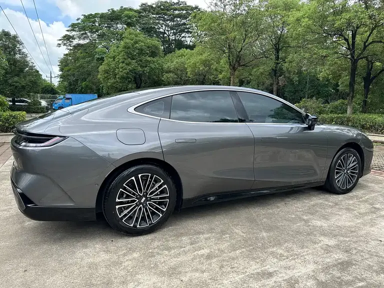 Geely Galaxy Xingyao 8 130 km EM-i Distinguished