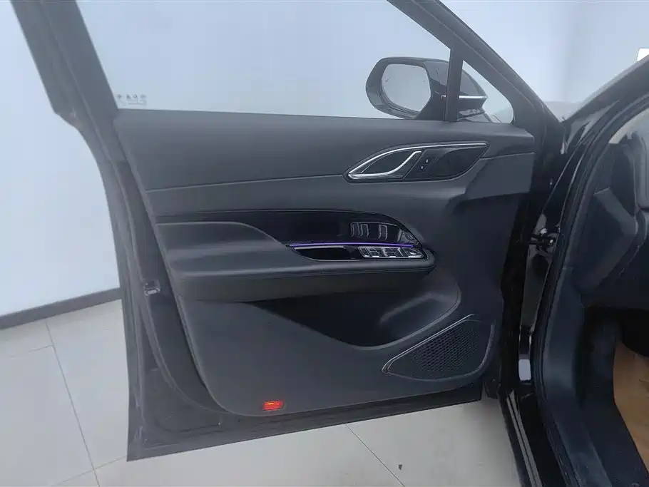 Hongqi HS3 PHEV 115 km Power Action