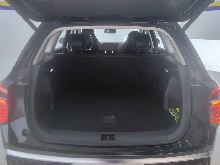 Hongqi HS3 PHEV 115 km Power Action