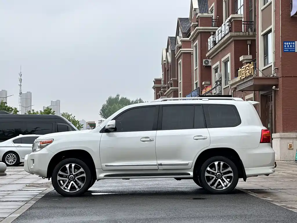 Land Cruiser (Import) 4.0 L V6 Middle East Base