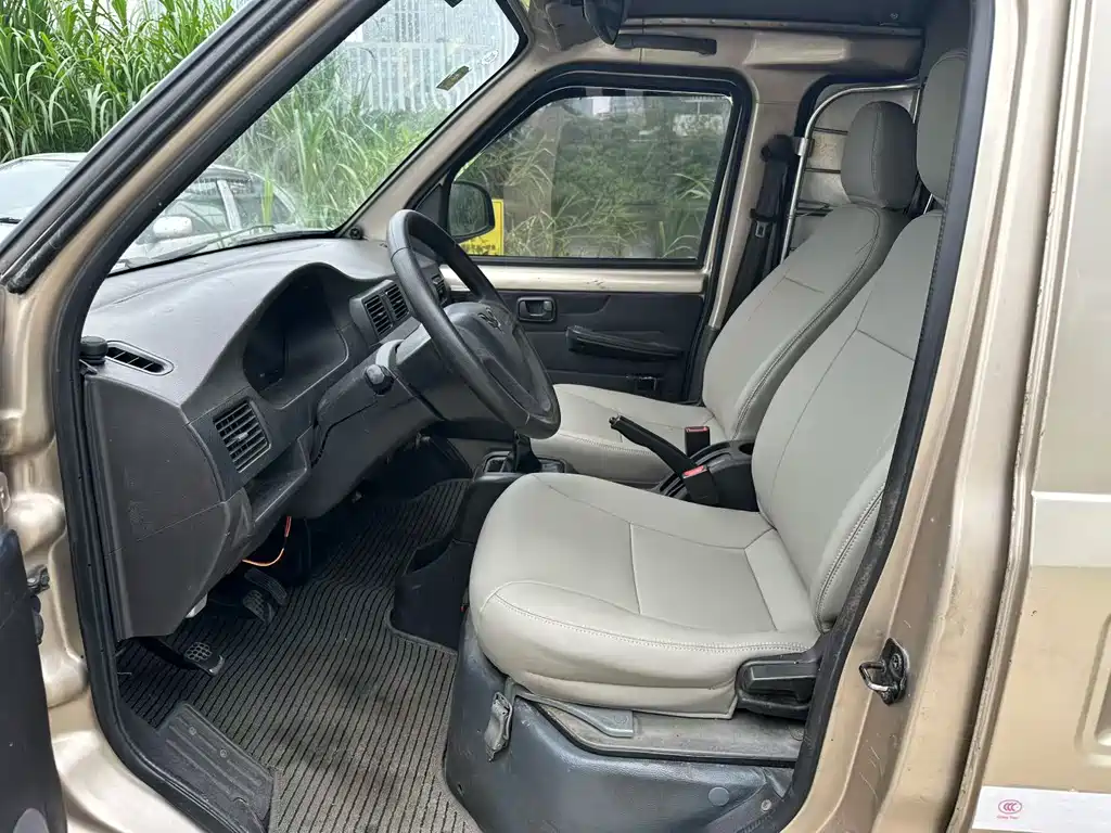 Wuling Rongguang 五菱荣光 2019款 1.5 L 加长厢式运输车基本型2座