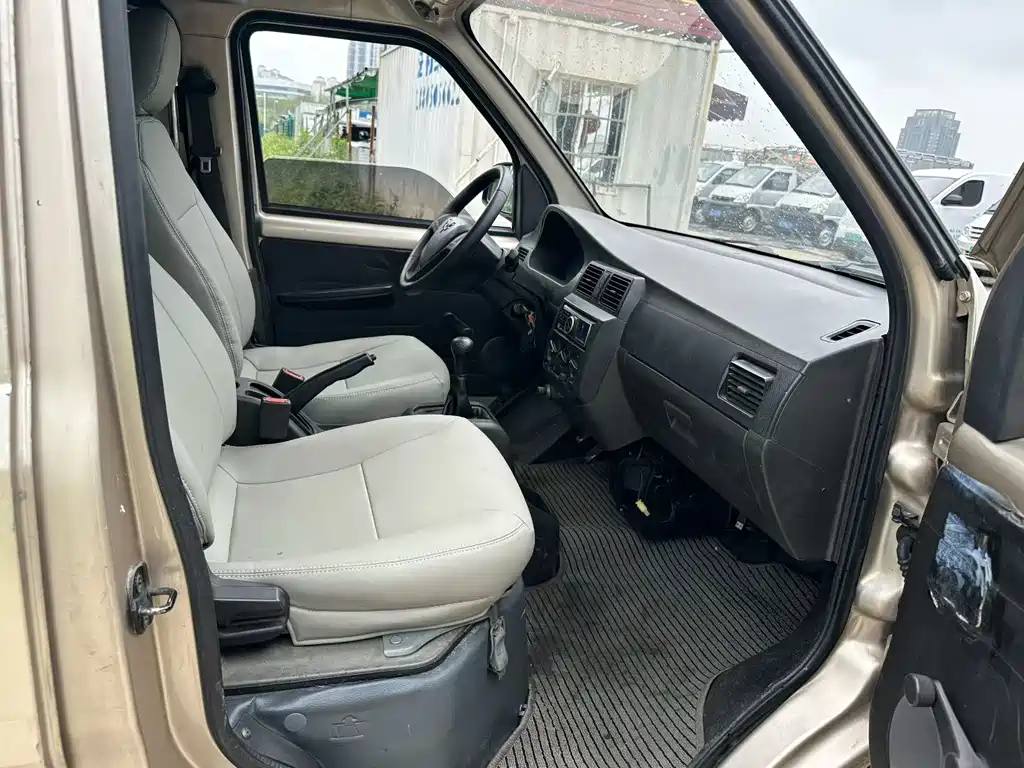 Wuling Rongguang 五菱荣光 2019款 1.5 L 加长厢式运输车基本型2座