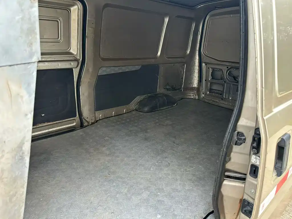 Wuling Rongguang 五菱荣光 2019款 1.5 L 加长厢式运输车基本型2座