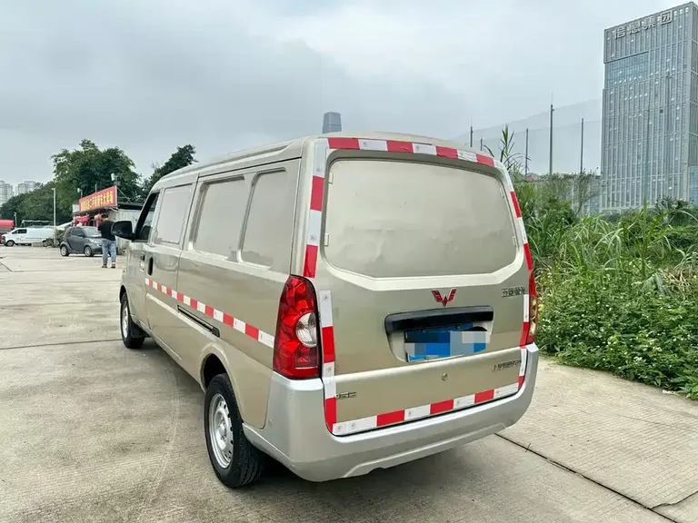 Wuling Rongguang 五菱荣光 2019款 1.5 L 加长厢式运输车基本型2座