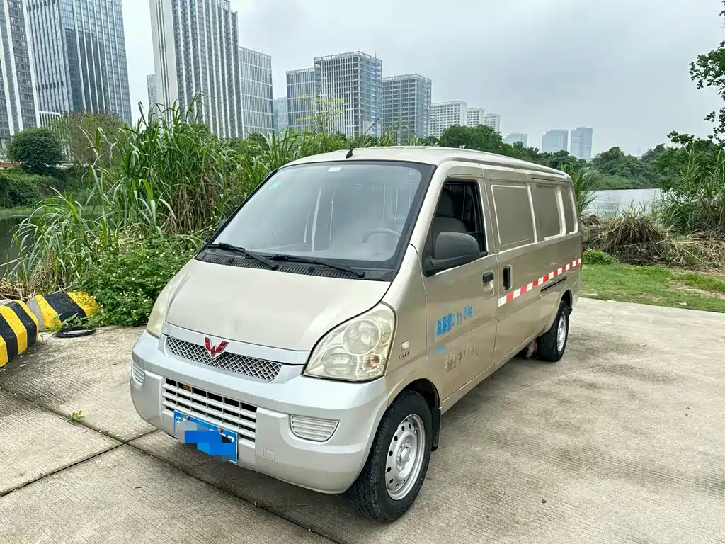Wuling Rongguang 五菱荣光 2019款 1.5 L 加长厢式运输车基本型2座