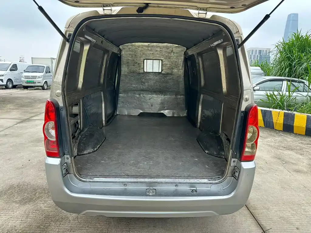Wuling Rongguang 五菱荣光 2019款 1.5 L 加长厢式运输车基本型2座