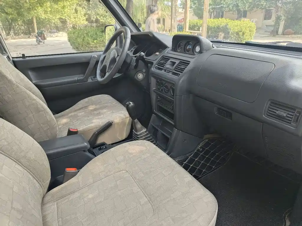 Leopaard 6481 2.2 L Manual 2 WD
