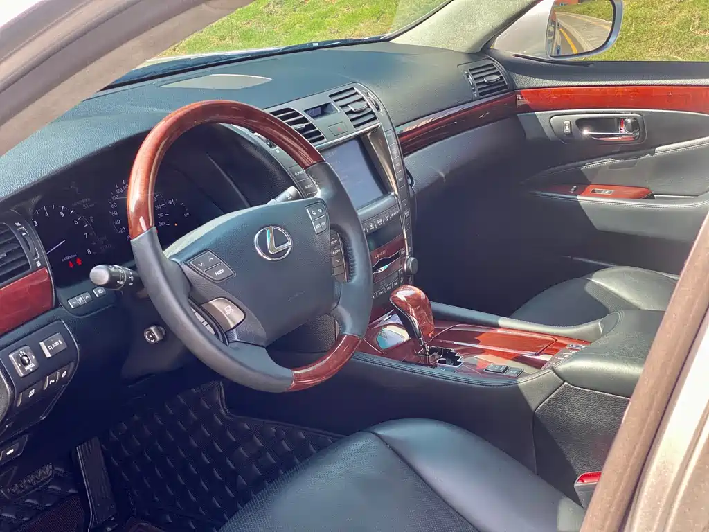 Lexus LS 460