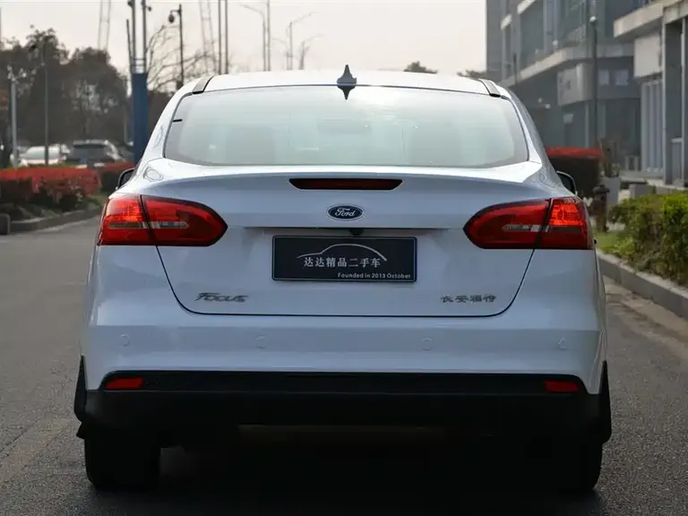 Ford Focus Sedan 1.6 L Auto Style Smart Travel