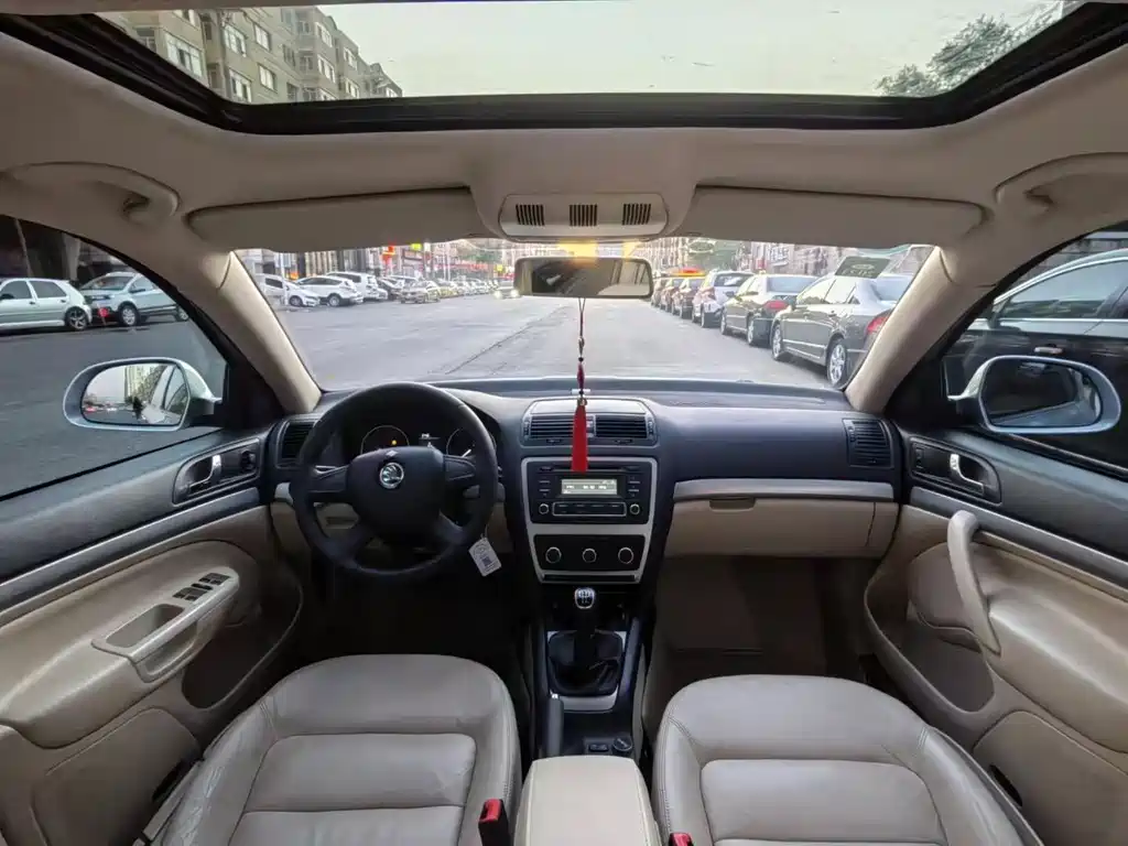 Octavia Classic 1.6 L Manual Yijie
