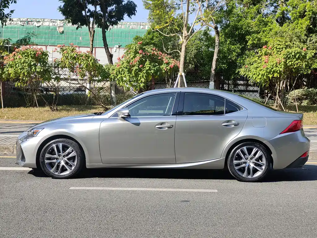 Lexus IS 300 Sharp Style