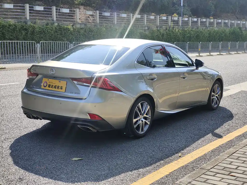 Lexus IS 300 Sharp Style