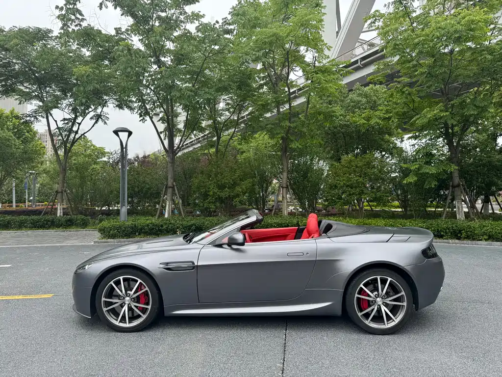 V8 Vantage 4.7 L S Roadster