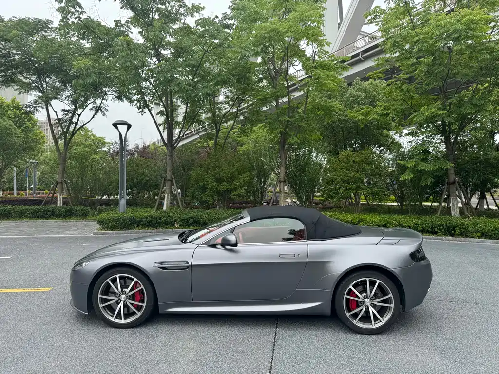 V8 Vantage 4.7 L S Roadster