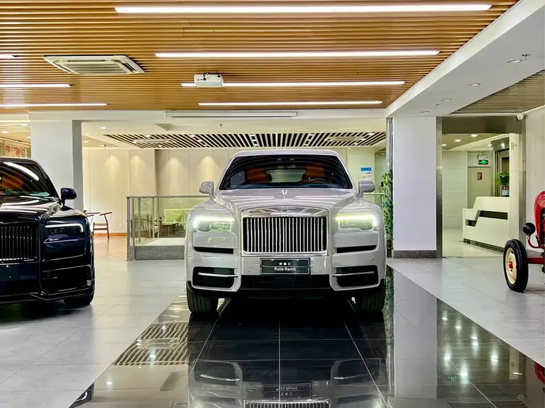 Rolls-Royce Cullinan 5-seat