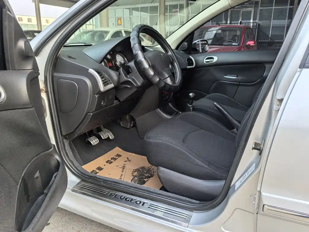 Peugeot 207 Sedan 1.4 L Manual