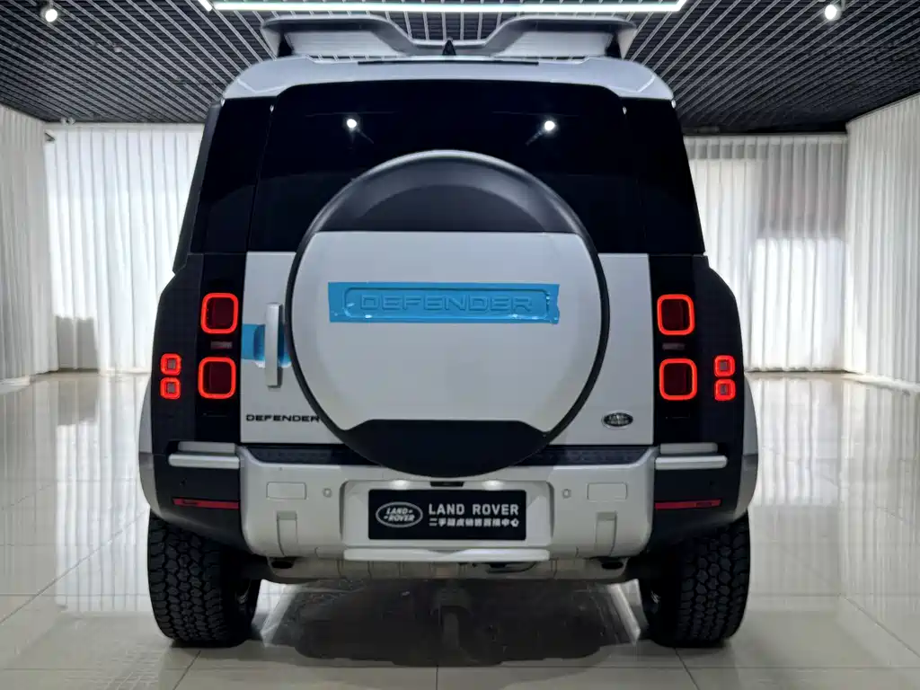 Land Rover Defender 110 P400 First Edition Matte Silver Special Kit