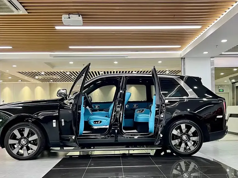 Rolls-Royce Cullinan 4-seat