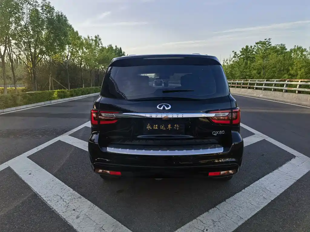 Infiniti QX80 5.6 L 4 WD