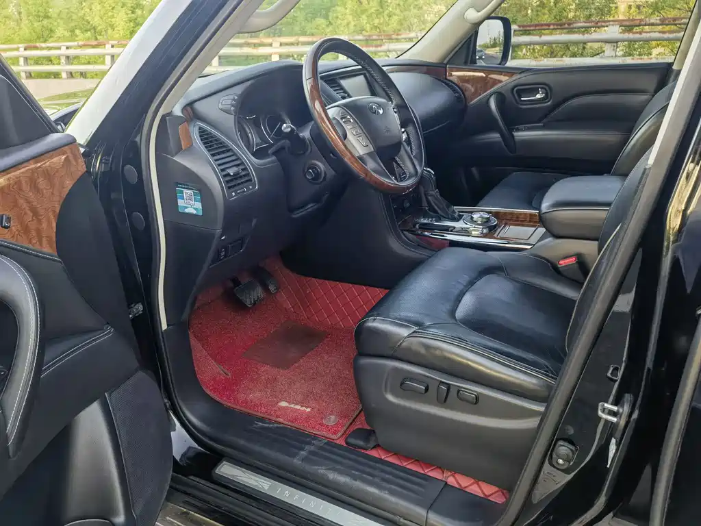 Infiniti QX80 5.6 L 4 WD