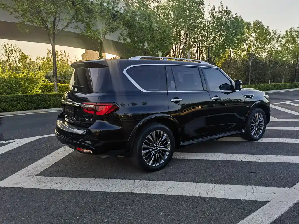 Infiniti QX80 5.6 L 4 WD