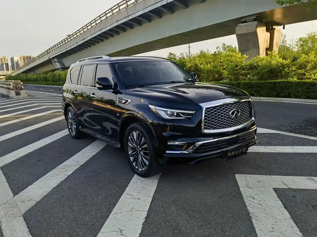 Infiniti QX80 5.6 L 4 WD