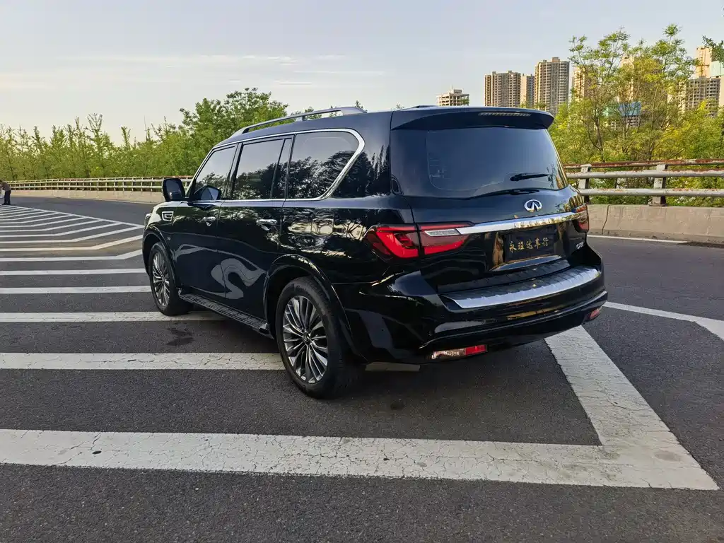 Infiniti QX80 5.6 L 4 WD