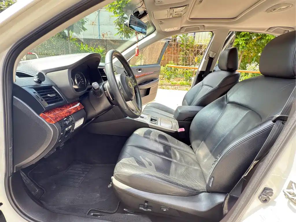Legacy 2.5 i Luxury
