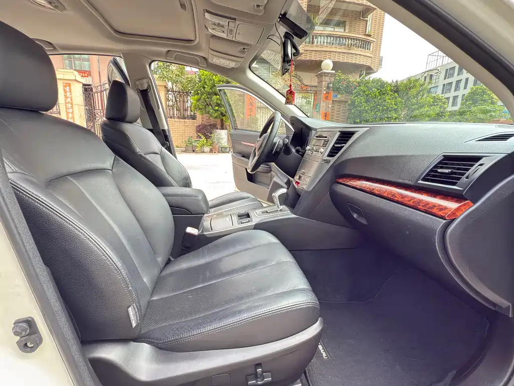 Legacy 2.5 i Luxury