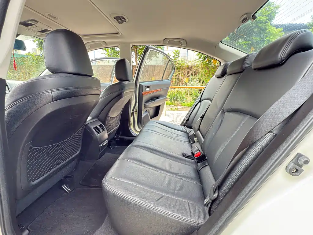 Legacy 2.5 i Luxury