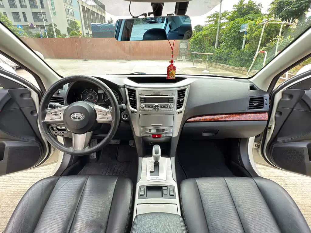 Legacy 2.5 i Luxury
