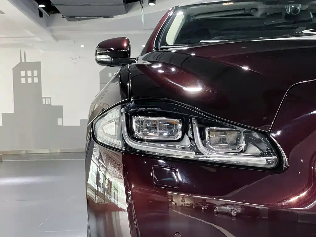 Jaguar XJ XJL 2.0 T 2 WD Graceful Business