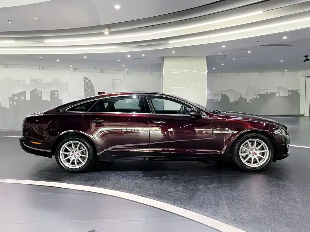 Jaguar XJ XJL 2.0 T 2 WD Graceful Business