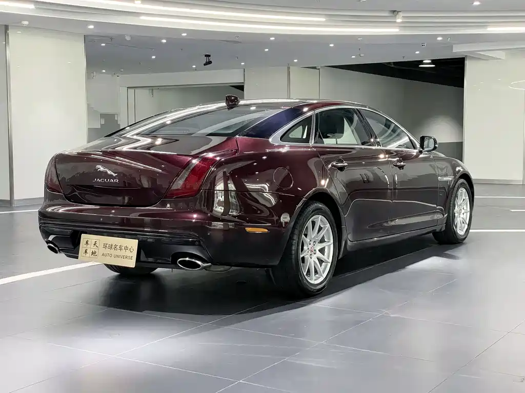 Jaguar XJ XJL 2.0 T 2 WD Graceful Business