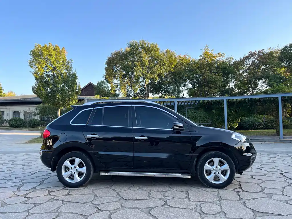 Koleos (Import) 2.5 L 4 WD Comfort Navigation